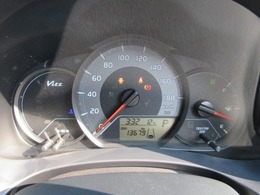 とっても見やすいメーターです。夜間時はラグジュアリーな気分にさせてくれる照明が魅力ですので、夜のドライブも楽しみになりますよ♪