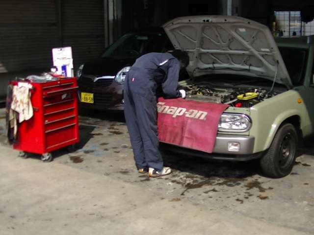 日々腕を磨いているメカニックの皆さんがお客様のお車をしっかりと丁寧に整備してくれます！