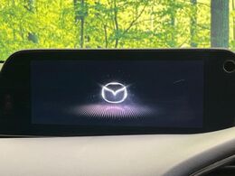 【8.8インチマツダコネクト】車内の雰囲気にマッチした大型のディスプレイ。スマホ接続でのナビ使用やBluetooth再生等、様々な機能が楽しめます。直感的なダイヤル操作が可能で、使い勝手も良好です。