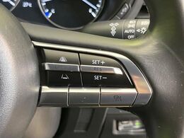 【マツダ・レーダークルーズコントロール】高速道路での長距離走行が楽に！自動で速度を保つクルーズコントロールが、衝突軽減システムと連携し、前方の車両を感知して車間を保つように速度調節してくれます！！