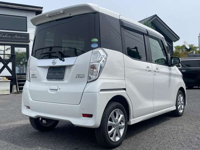 当店はホワイトカラー・ブラックカラーを中心に30台前後の中古車を展示・販売いたしております！