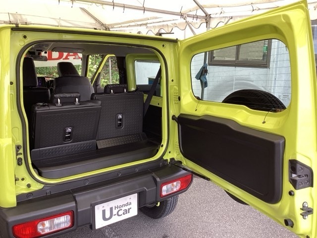 テールゲートは、右に開くタイプなので、狭い所でも荷物の出し入れがしやすいです。