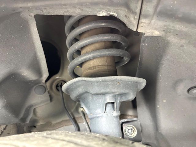 お車を安心してお乗りいただく為には、足回りの定期点検が欠かせません。サービスサポート（有償保証）では無料点検もご提供しており、安心のカーライフをお過ごしいただけるサポート体制が整っています。