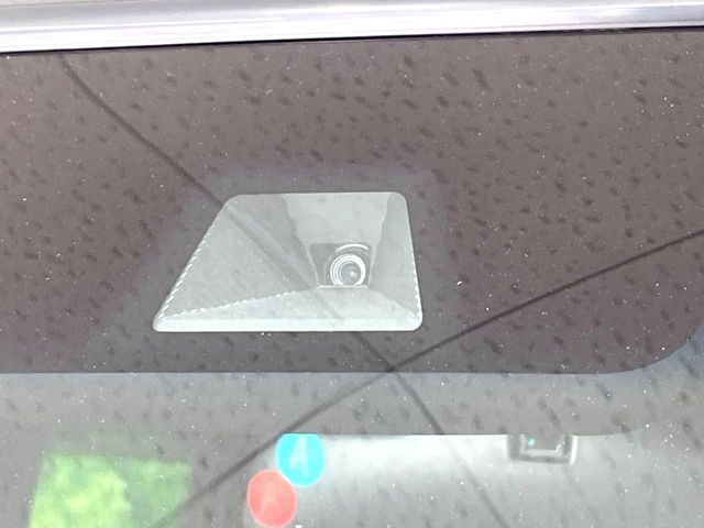 【ホンダセンシング】走行中に前方の車両等を認識し、衝突しそうな時は警報とブレーキで衝突回避と被害軽減をアシスト。より安全にドライブをお楽しみいただけます。