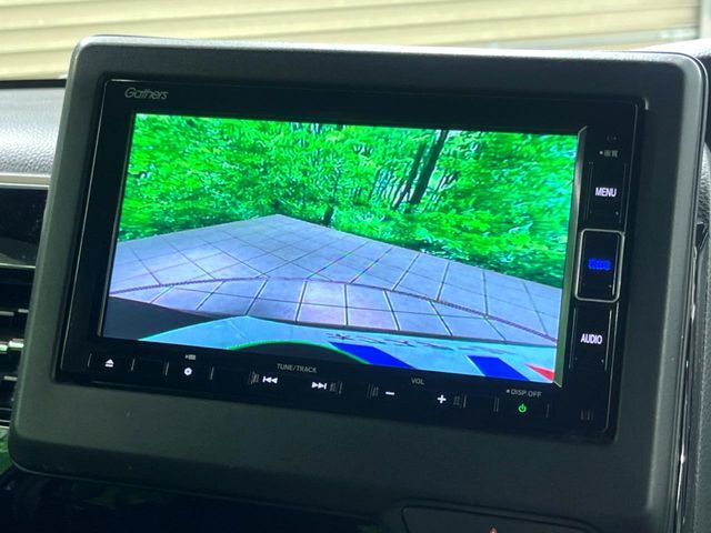 【バックカメラ】駐車時に後方がリアルタイム映像で確認できます。大型商業施設や立体駐車場での駐車時や、夜間のバック時に大活躍！運転スキルに関わらず、今や必須となった装備のひとつです！