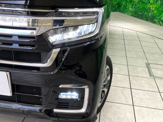 【LEDヘッドライト】悪天候や夜間走行時も良好な視界を確保し安心して運転できる高輝度LEDヘッドライトを装備！点灯速度が早く、消費電力も抑えられています。