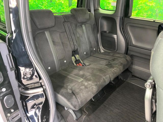 後部座席も気になるようなキズ・汚れやへたり等、大きなダメージはなく、良好な状態です。