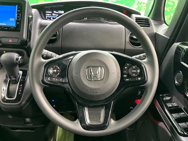 インテリアに合わせたデザインのステアリングは、運転される方のことも考え、運転しやすい形状、大きさです。是非一度、実際に触ってお確かめください。