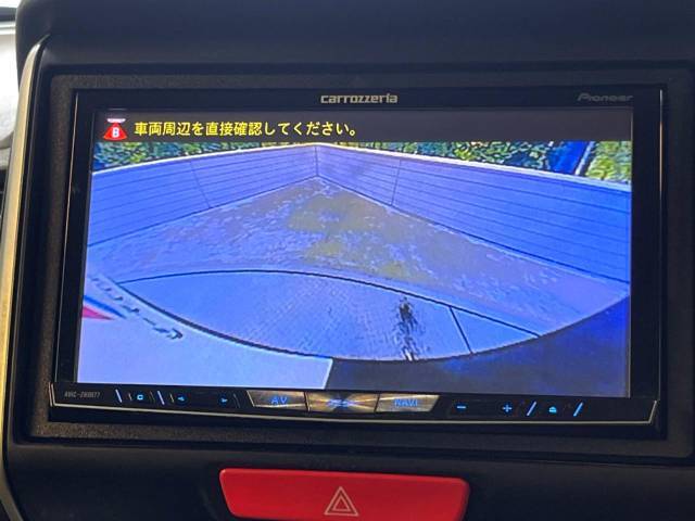 【バックカメラ】駐車時に後方がリアルタイム映像で確認できます。大型商業施設や立体駐車場での駐車時や、夜間のバック時に大活躍！運転スキルに関わらず、今や必須となった装備のひとつです！