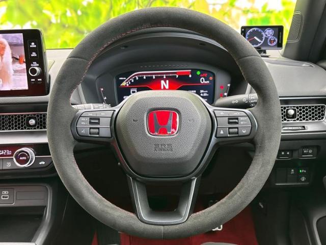 WECARSの展示場では実際に見て、触ってお車をお選びいただけます！知識の豊富な営業スタッフが様々なカーライフをご提案いたします！