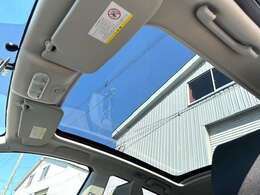 ガラスルーフは車内の圧迫感の軽減と星を見るのにも良いかもしれません☆※もちろんシェードを前にスライドする事も可能です☆