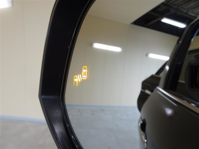 【ブラインドスポットモニター（BMS）】車線変更時の後方確認をアシスト！　隣の車線を走る車両をレーダーで検知し、ドアミラーでは確認しづらい死角エリアをカバーします。
