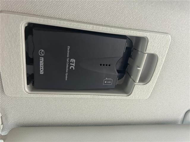 【ETC】有料道路を利用する際に料金所で停止することなく通過できる、ETC車載器（ノンストップ自動料金収受システム機器）が装備されています。セットアップを行うことで利用可能になります。