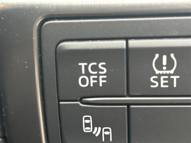 【トラクションコントロールシステム（TCS）】水にぬれた路面や雪道などのすべりやすい路面での発進や旋回加速時に起こる駆動輪の空転を防ぎ、適切な駆動力と操縦性を確保します！