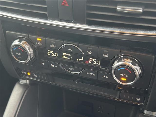 【左右独立温度コントロール式フルオートエアコン（DUAL/SYNC）】運転席側と助手席側でそれぞれ自由に温度設定ができ、快適な風量やモードなどを自動調整します！