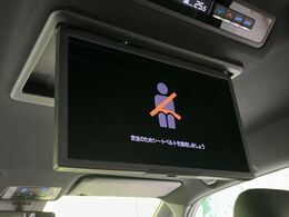 【14型有機ELフリップダウン】三列目からでも迫力のエンタメが観れる大画面フリップダウン。有機ELのモニターでは、一般的なフリップダウンよりも高コントラストでキレイな映像を楽しめます。