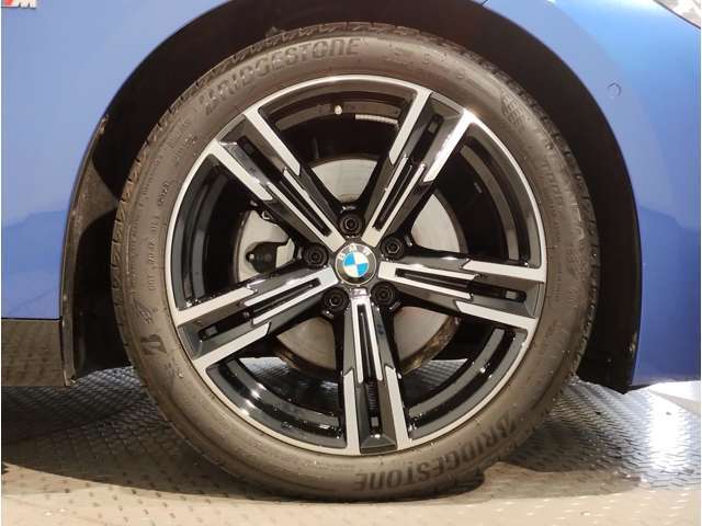 BMW純正アルミホイールです。納車時にはアルミホイールコーティングも承っております！是非ご検討下さいませ。