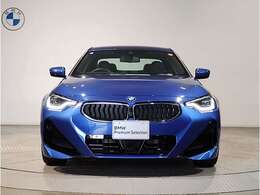 【BMWの伝統】BMWの特徴的な“キドニーグリル”は、80年以上続く伝統の形でございます。変わらないこだわりのデザインが、プレミアムブランド“BMW”を創り出します。