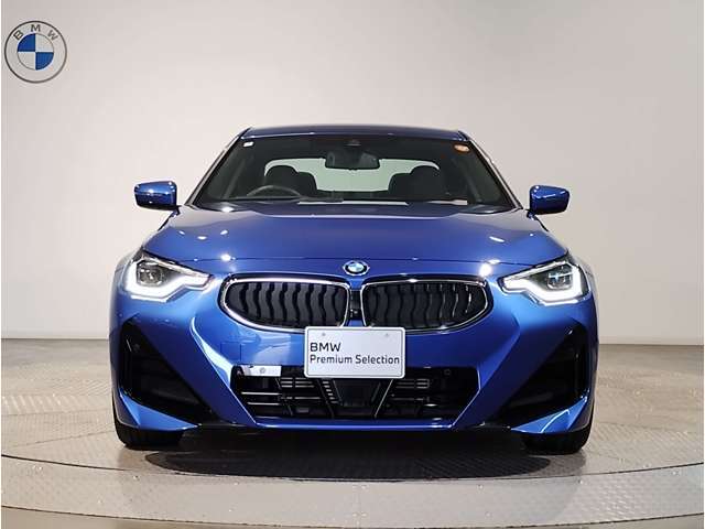 【BMWの伝統】BMWの特徴的な“キドニーグリル”は、80年以上続く伝統の形でございます。変わらないこだわりのデザインが、プレミアムブランド“BMW”を創り出します。