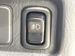 【フォグランプ】霧・雨・雪など視界不良時に使用する補助灯で、車体前部の低い位置から横に広く照らし、自車の存在を知らせ路面や路肩を見やすくします。