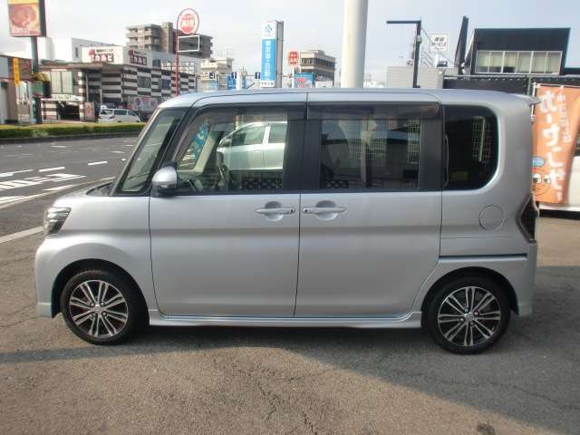 タイヤも溝も残っていますので、しばらくの間はタイヤ交換しなくても大丈夫です！！