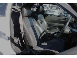 運転席は若干使用感があります。