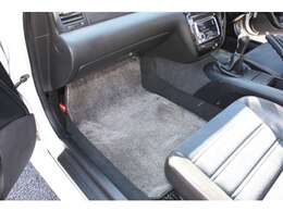 フロアマットも綺麗に使われています。