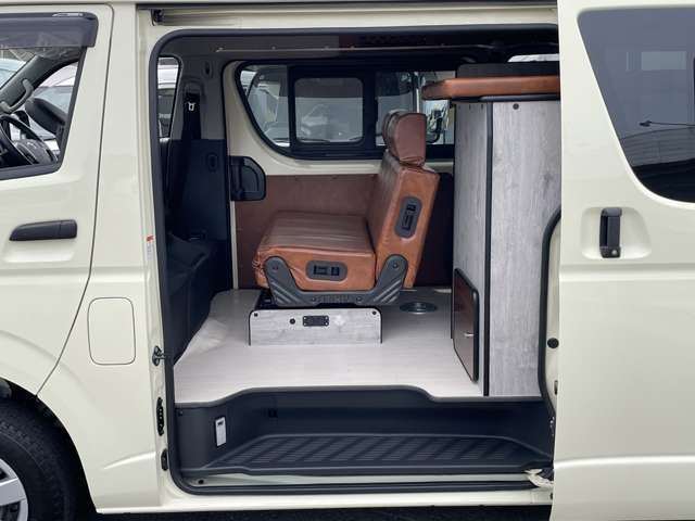 新規架装　ナビ　ETC　トヨタセーフティセンス　リチウム100Aサブバッテリー　2000Wインバーター　電圧計　FFヒーター　12Vルーフクーラー　走行時リアクーラー　シンク　電子レンジ　冷蔵庫　照明　遮光カーテン