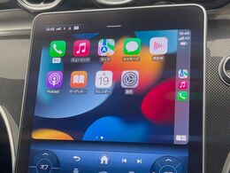 ●Apple　Car　Play：スマホとの有線接続で、ナビ・オーディオ再生などスマホのアプリ機能が画面でも使える便利機能です！