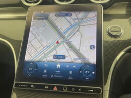 ●純正ナビ:一体感のあるナビは、高級感ある車内を演出してくれます。オーディオ機能も充実しておりますので、運転もより楽しめます♪