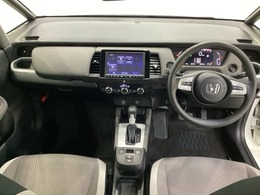 車内は光触媒抗菌消臭施工済です。インパネ周りはスタイリッシュなデザインで機能や装備も充実しています。グローブボックスやカップホルダーのほかにトレーなどたくさんの収納スペースが付いています。