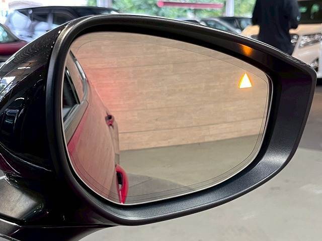 【ブラインドスポットモニター】搭載。隣の車線を走る車両をレーダーで検知し、死角エリアの車両の存在をお知らせします。