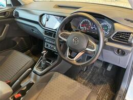 ■当店では全車展示前に車内クリーニングを実施しています。フロアマットからパネル類まで綺麗に清掃して御座いますので、ご安心下さい。