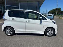 社外ナビ・TV・バックカメラ付きで充実装備です。