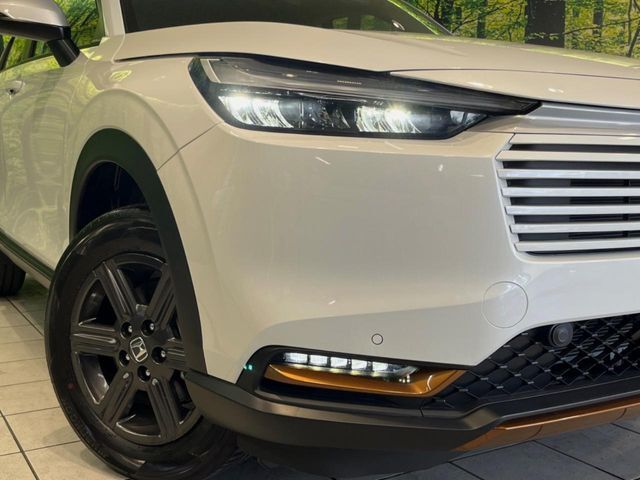 【LEDヘッドライト】悪天候や夜間走行時も良好な視界を確保し安心して運転できる高輝度LEDヘッドライトを装備！点灯速度が早く、消費電力も抑えられています。