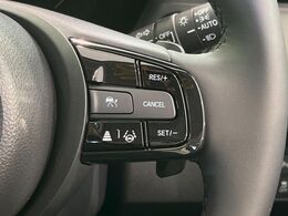 【アダプティブクルーズコントロール】高速道路での長距離走行が楽に！！自動で速度を保つクルーズコントロールが、衝突軽減システムと連携し、前方の車両を感知して車間を保つように速度調節してくれます！！
