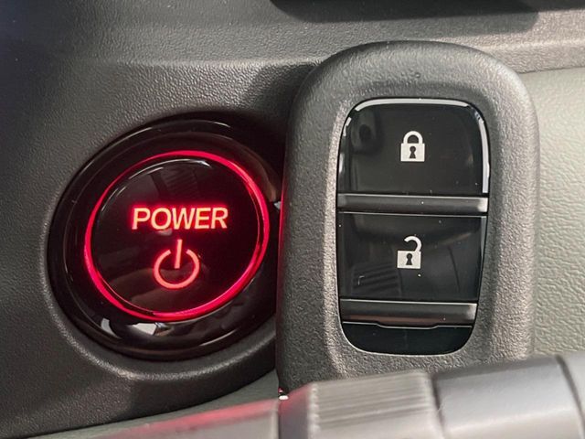 【Hondaスマートキー】カバンやポケットに入れたままでもドアの施錠・解錠が可能なスマートキーを装備。エンジンのオン・オフ時もカギを取り出す必要が無いからとっても便利です♪