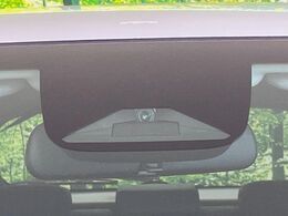 【ホンダセンシング】走行中に前方の車両等を認識し、衝突しそうな時は警報とブレーキで衝突回避と被害軽減をアシスト。より安全にドライブをお楽しみいただけます。
