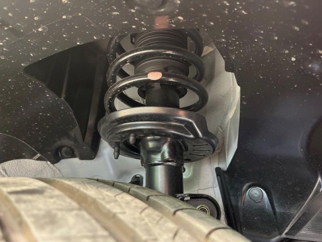 お車を安心してお乗りいただく為には、足回りの定期点検が欠かせません。サービスサポート（有償保証）では無料点検もご提供しており、安心のカーライフをお過ごしいただけるサポート体制が整っています。
