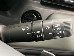 【オートライト】周りの明るさに応じて自動でヘッドライトの点灯・消灯ができる機能です！ライトの付け忘れ・消し忘れなどが無くなり、雨の日や夕方の走行も安心！トンネル通過時も便利ですね♪