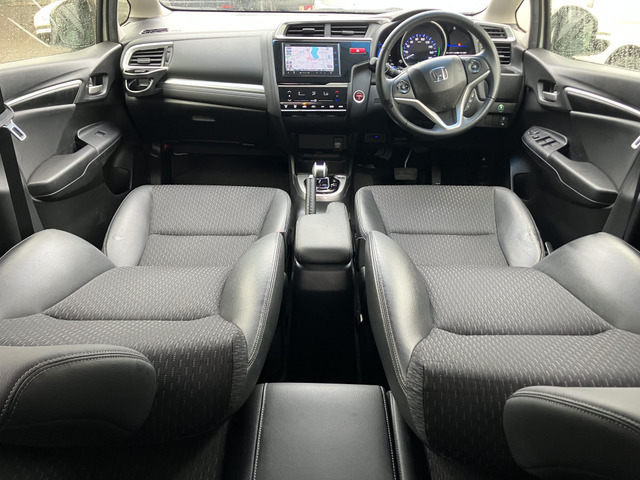 カーズ大阪では中古車販売をメインに各種保険の取扱、板金修理まで幅広く対応しています。中古車販売は全国どこでも対応可能！遠方の方でも安心して買ってもらえるような取り組み・工夫を行なっています。