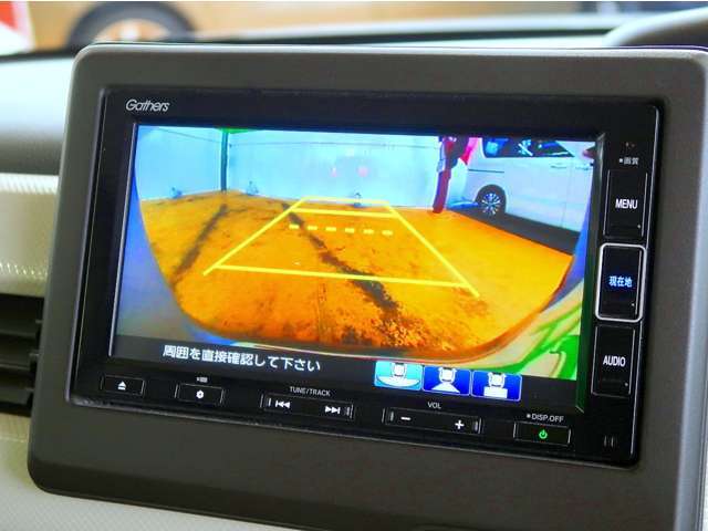 バックカメラがついて後方確認が簡単にできます！苦手としている車庫入れ等も安心して出来ますね！凄く需要の高い装備ですので、最初から付いていれば言う事なしですよね！？