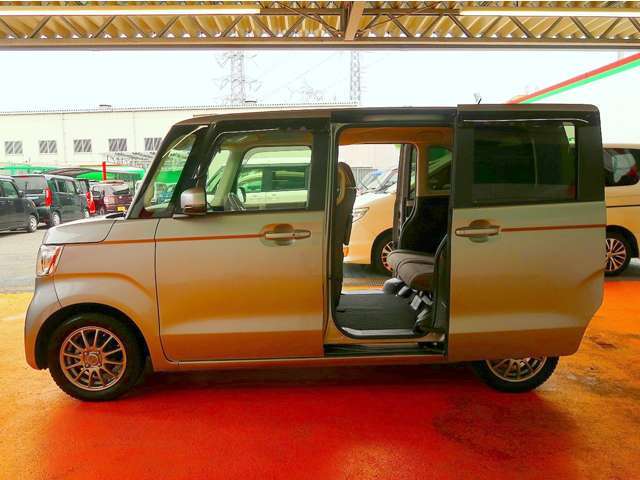オートスライドドア付きで便利！傾斜に駐車した場合でも、スライドドアの開閉に苦労しません！後から装着困難な装備です！