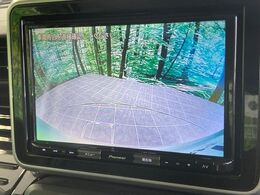 【バックカメラ】駐車時に後方がリアルタイム映像で確認できます。大型商業施設や立体駐車場での駐車時や、夜間のバック時に大活躍！運転スキルに関わらず、今や必須となった装備のひとつです！