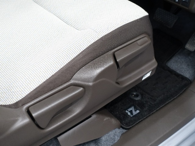 【運転席側シートアジャスター】　シートを座りやすい高さに調節可能ですよ。
