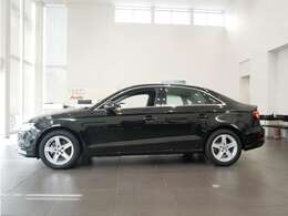 Audiの美学を追究したそのシルエットは、ダイナミクスとエレガントを融合。しかも、ボディの随所に施されたエア口ダイナミクス設計により走行性能、燃費、静粛性をも向上させています。