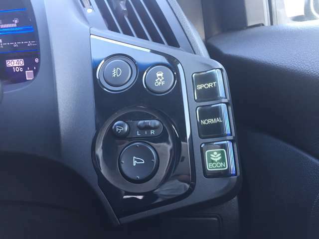 機能制御用のスイッチはステアリング奥に位置しておりますので、運転の邪魔になりません！