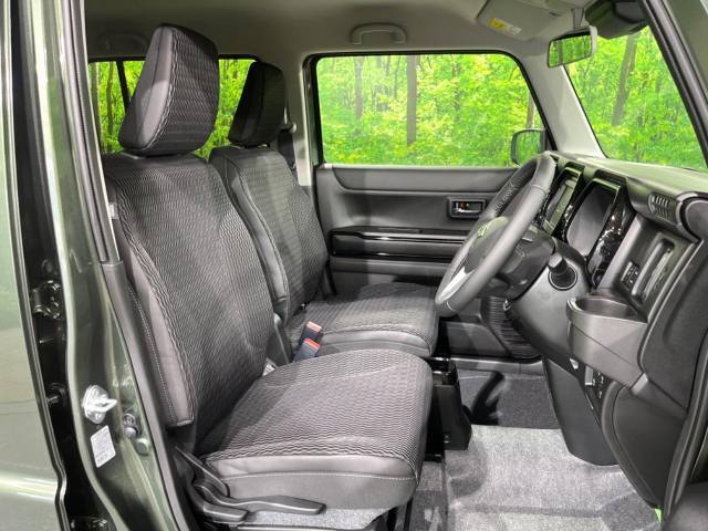 運転席まわりには十分なスペースがあり、大柄な方でもゆったり運転していただける環境です。