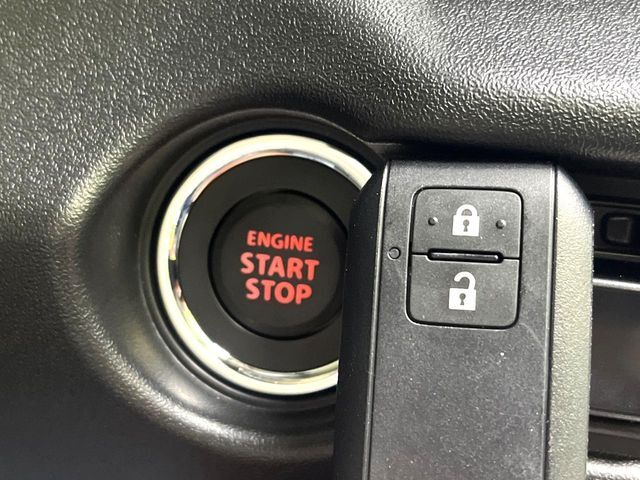 【キーレススタートシステム】カバンやポケットに入れたままでもドアの施錠・解錠が可能なスマートキーを装備。エンジンのオン・オフ時もカギを取り出す必要が無いからとっても便利です♪