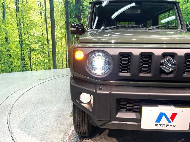 【LEDヘッドライト】悪天候や夜間走行時も良好な視界を確保し安心して運転できる高輝度LEDヘッドライトを装備！点灯速度が早く、消費電力も抑えられています。